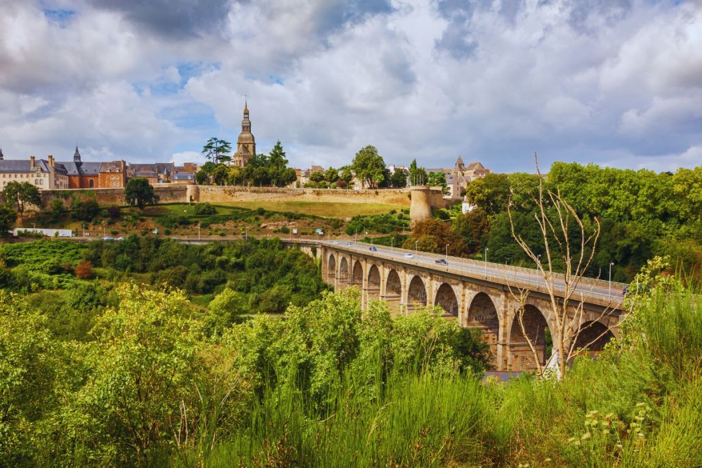 Découvrez Dinan : les 3 plus beaux endroits à visiter dans cette magnifique ville médiévale de Bretagne au cœur des Côtes d'Armor, qui vous feront craquer à coup sûr