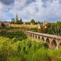 Découvrez Dinan : les 3 plus beaux endroits à visiter dans cette magnifique ville médiévale de Bretagne au cœur des Côtes d'Armor, qui vous feront craquer à coup sûr