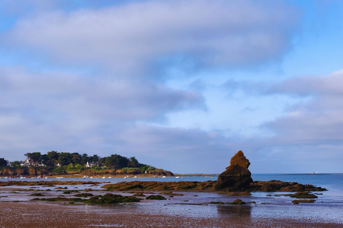 Découvrez le spectacle éblouissant de la plage de la Mine d'Or à Pénestin dans le Morbihan : une merveille naturelle bretonne aux teintes dorées