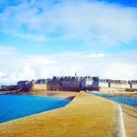 Été 2024 : les meilleurs campings pour un séjour inoubliable près de Saint-Malo en Bretagne. Si vous visitez cette magnifique ville et sa plage, pourquoi ne pas passer vos nuits entouré par la nature ?