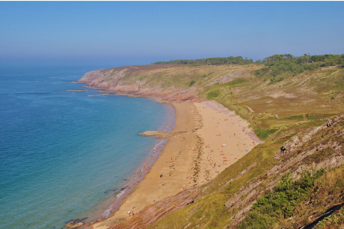 Comment cette plage bretonne est devenue un incontournable : découvrez la Lourtuais à Erquy, plage sauvage un peu spéciale de la Bretagne