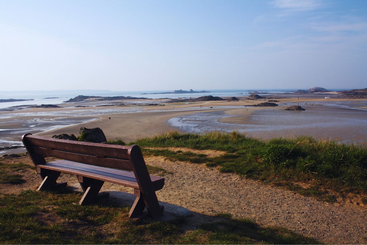 Pourquoi l'archipel Éhibens est un spot très apprécié des touristes en Bretagne ? Ce petit archipel à la presqu'île de Saint-Jacut-de-la-Mer a de nombreux secrets à vous révéler