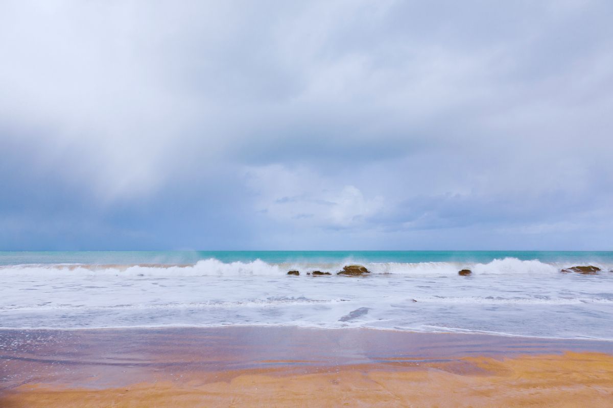 Pourquoi la plage Dourveil à Névez est-elle la destination préférée des Français en 2024 ? Dès l'arrivée des beaux jours en Bretagne, prévoyez votre escapade au bord de la mer