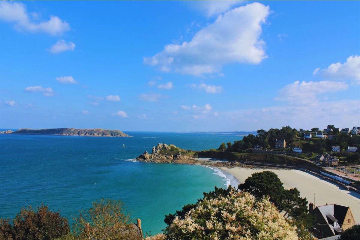 5 raisons pour lesquelles vous devez absolument visiter la plage Trestrignel en Bretagne : profitez du soleil pour aller à la plage pas loin de Perros-Guirec !