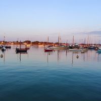 Plongez dans le calme de la plage du Men Du à la Trinité sur Mer, un havre de paix en Bretagne pour tous ceux souhaitant bronzer et se baigner pendant l'été