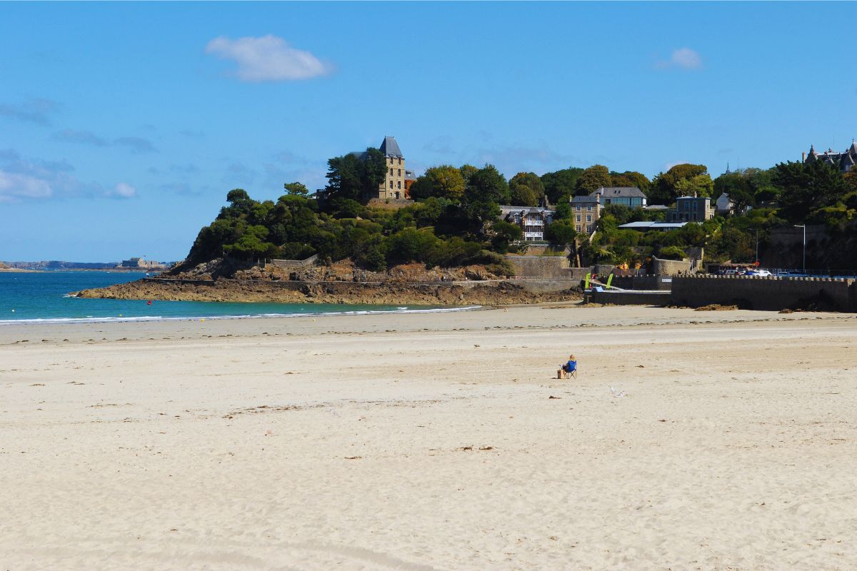 Vous ne devinerez jamais où se cachent les 3 plus belles plages d’Ille-et-Vilaine : venez vous rafraîchir pendant cette période de canicule sur un de ces  lieux bretons en bord de mer