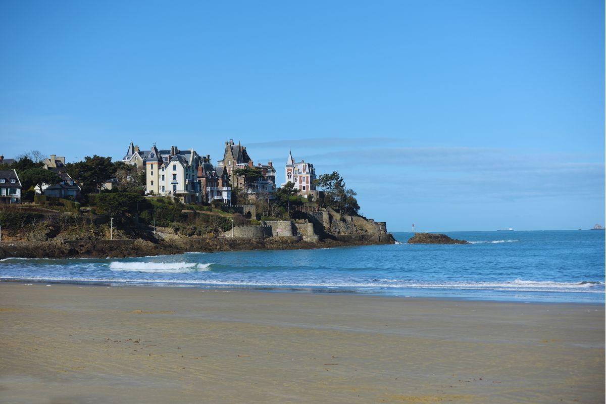 Avez-vous déjà visité la plage de l'Ecluse à Dinard en Bretagne ? Voici pourquoi vous devriez passer voir cette commune proche de Saint-Malo pendant le week-end