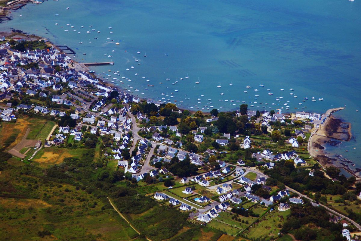 Ce village breton caché en bord de mer va vous laisser sans voix : visitez ce lieu empli de secrets et de calme en Bretagne, un moment paisible loin des intempéries