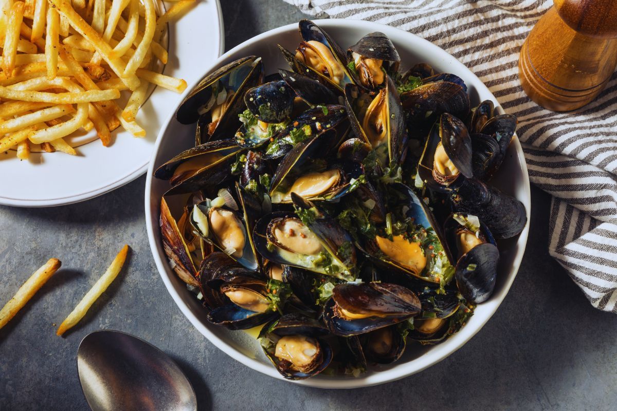 Ces 3 restaurants bretons où déguster des moules fraîches comme un local : voici notre top 3 des meilleurs endroits où déguster une bonne marmite de moules bretonnes