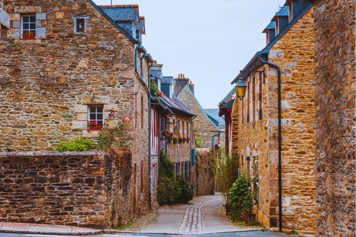 Ces 3 villages médiévaux des Côtes-d'Armor que même les Bretons gardent secrets : découvrez le charme de ces communes méconnues dans les Côtes d'Armor en Bretagne, parfaites pour une promenade