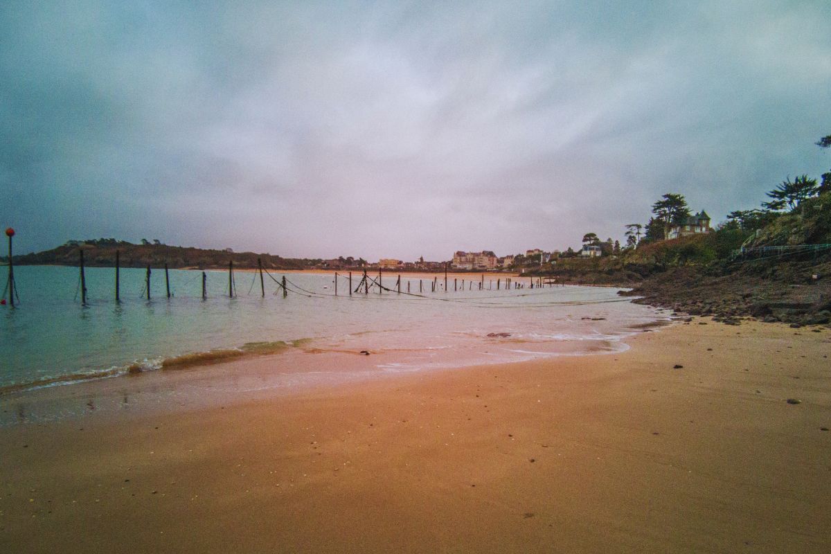 Vous rêvez de passer un week-end en bord de mer en Bretagne ? Voici pourquoi Saint Lunaire et sa plage de la Fourberie est votre destination idéale