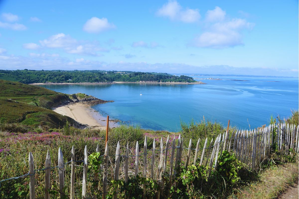 Découvrez le charme irrésistible de la plage Goas Lagorn à Lannion : ce coin magnifique des Côtes d'Armor dans la Bretagne saura vous convaincre !