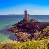 Les 5 meilleures raisons de visiter la plage des Curés à Plougonvelin : une destination en Bretagne à ne pas manquer si vous venez visiter cette belle région !