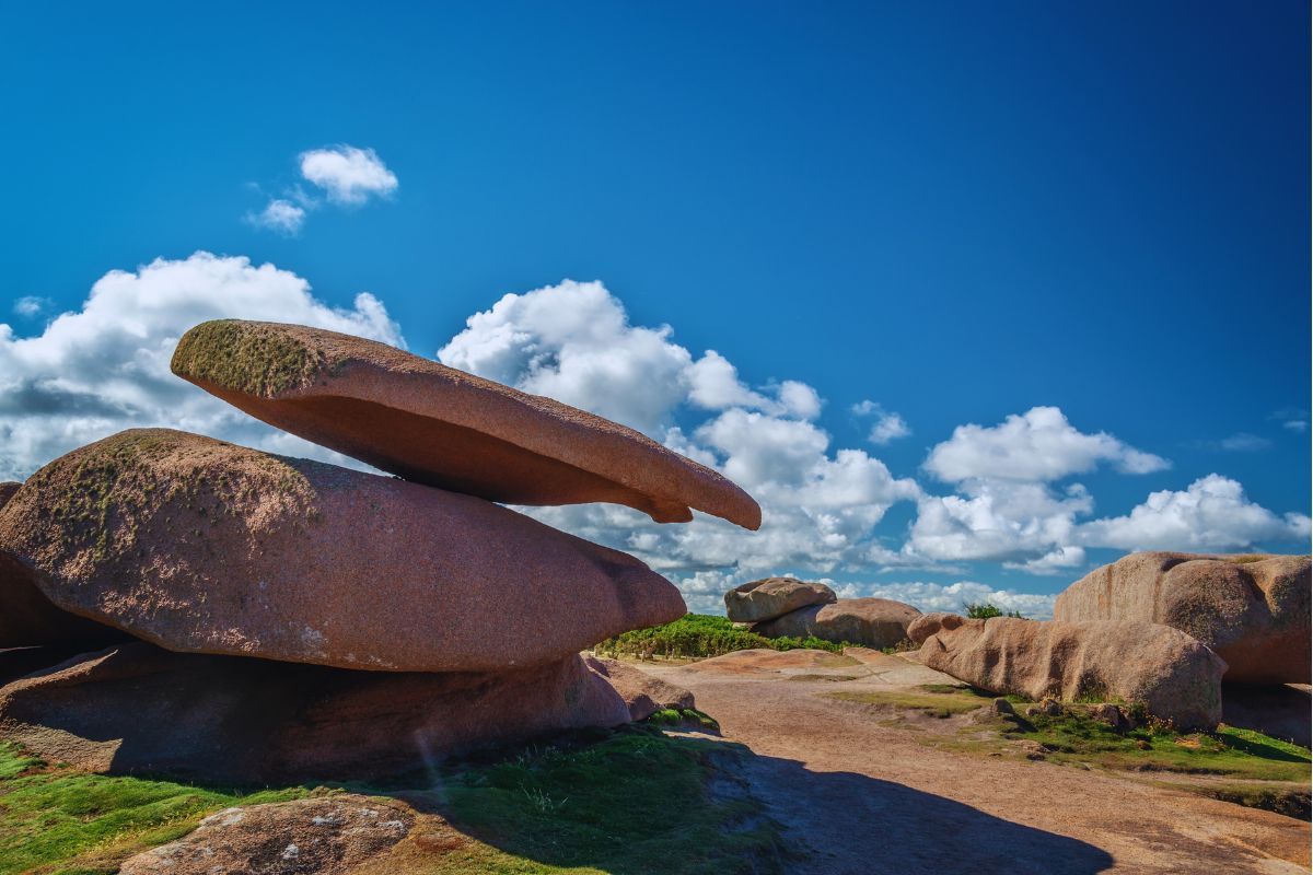 Oubliez tout et partez en balade sur l'île Renote de Trégastel, c'est magique ! Découvrez cet endroit magnifique de Bretagne, situé sur la Côte de Granit Rose, dans les Côtes d'Armor