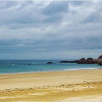 Les 4 plages incontournables de Bretagne pour profiter des beaux jours et du soleil estival : retrouvez notre sélection de plages tendance pour 2025 pour respirer l'air marin sans qu'il y ait encore trop de touristes