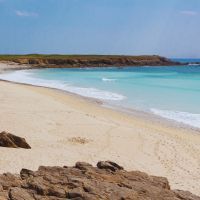 Évadez-vous le week-end prochain en bord de mer : 4 plages secrètes de Bretagne pour profiter du soleil loin de la foule, avec une vue magnifique et surtout du calme
