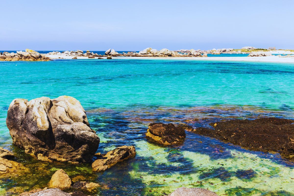 Ne partez jamais en vacances sans avoir vu ces 4 plages secrètes du Finistère : quoi de mieux quand il fait si chaud que de venir en bord de mer profiter de la brise marine de Bretagne, agréable et fraîche ?