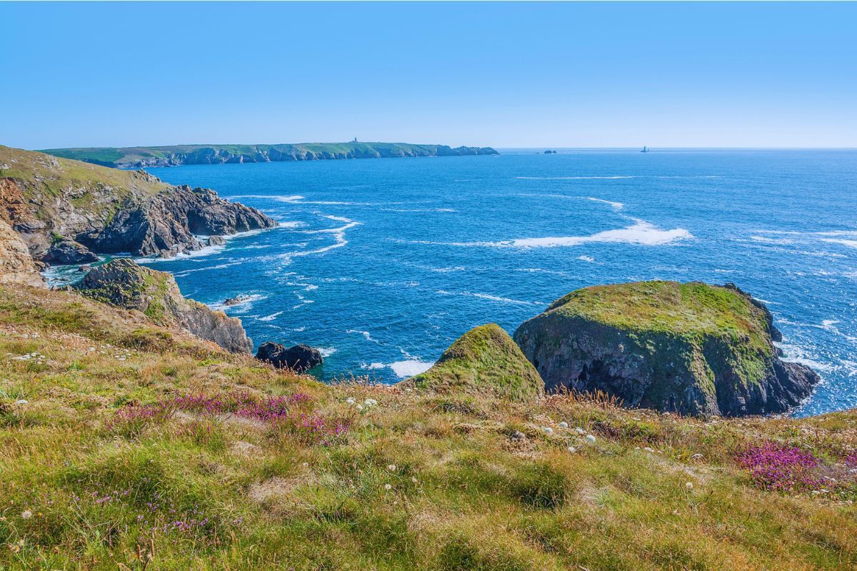 Vous adorez la Bretagne ? Vous souhaitez venir visiter le Finistère pour les prochains beaux jours ? Venez découvrir la Pointe du Van et son panorama à couper le souffle