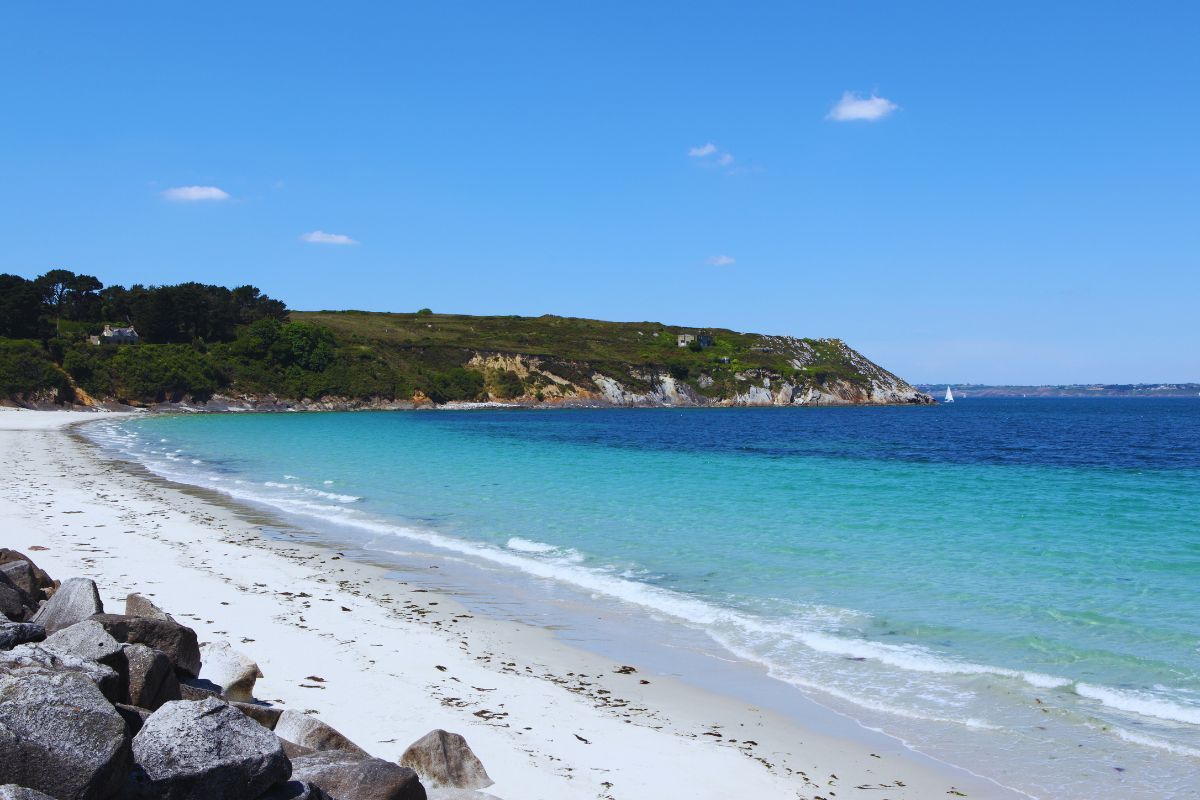 Découvrez les plus beaux coins de la plage du Corréjou à Camaret sur Mer : un coin paradisiaque de Bretagne, pour se ressourcer pendant une journée au soleil et les pieds dans l'eau