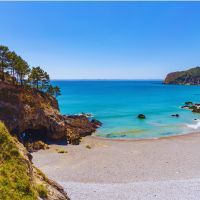 Ne ratez surtout pas ces plages secrètes de Bretagne — criques turquoise introuvables sur Google, sable blanc de carte postale, sentiers cachés pour profiter au maximum de votre été breton