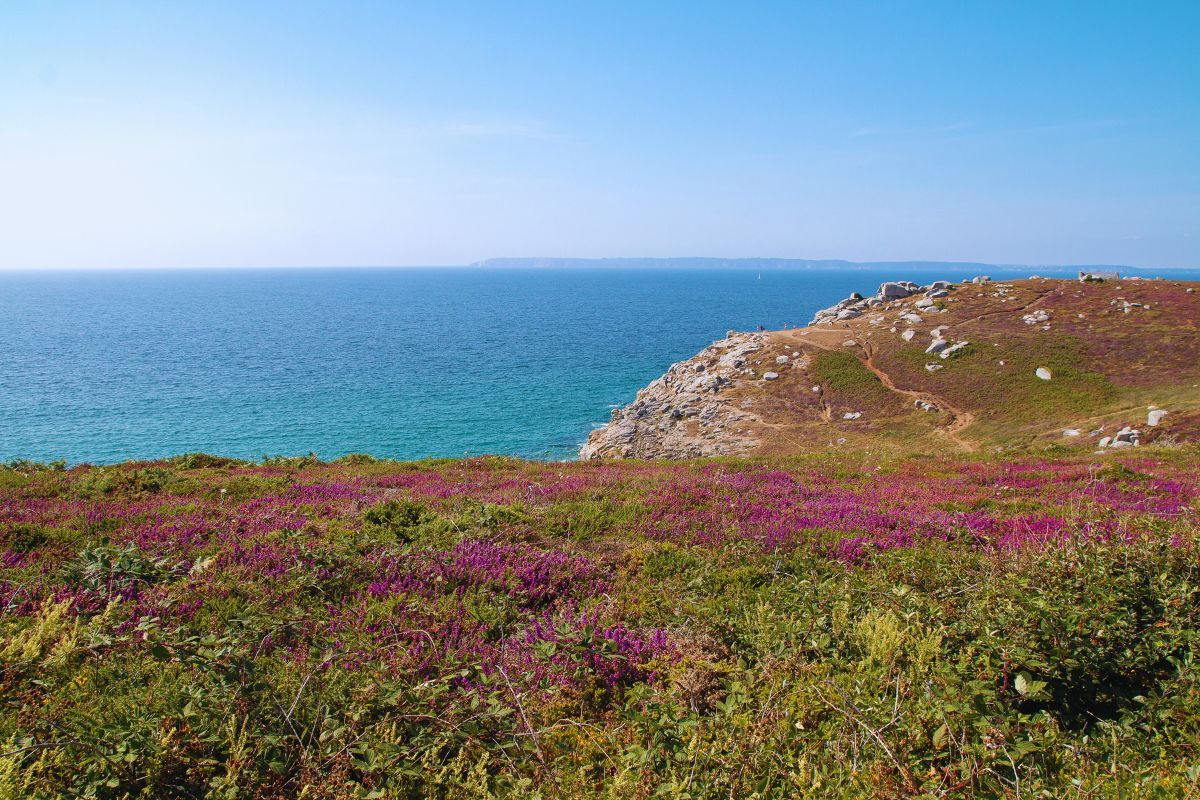 Vous rêvez de Bretagne ? La Pointe du Millier est votre destination de rêve pour profiter d'une belle vue ce week-end, si vous êtes dans le Finistère