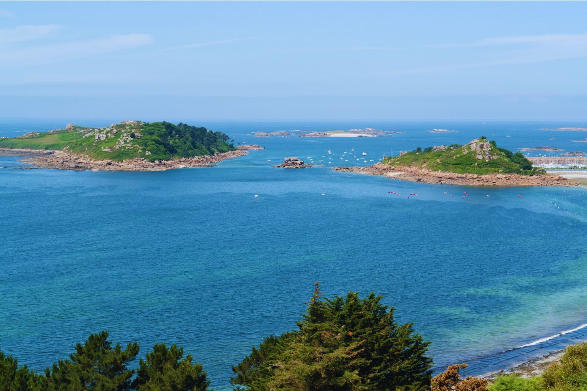 Voici comment profiter au maximum de la plage de Goas Treiz à Trébeurden : cette jolie commune des Côtes d'Armor vous offrira de nombreux beaux souvenirs, dont cette magnifique plage