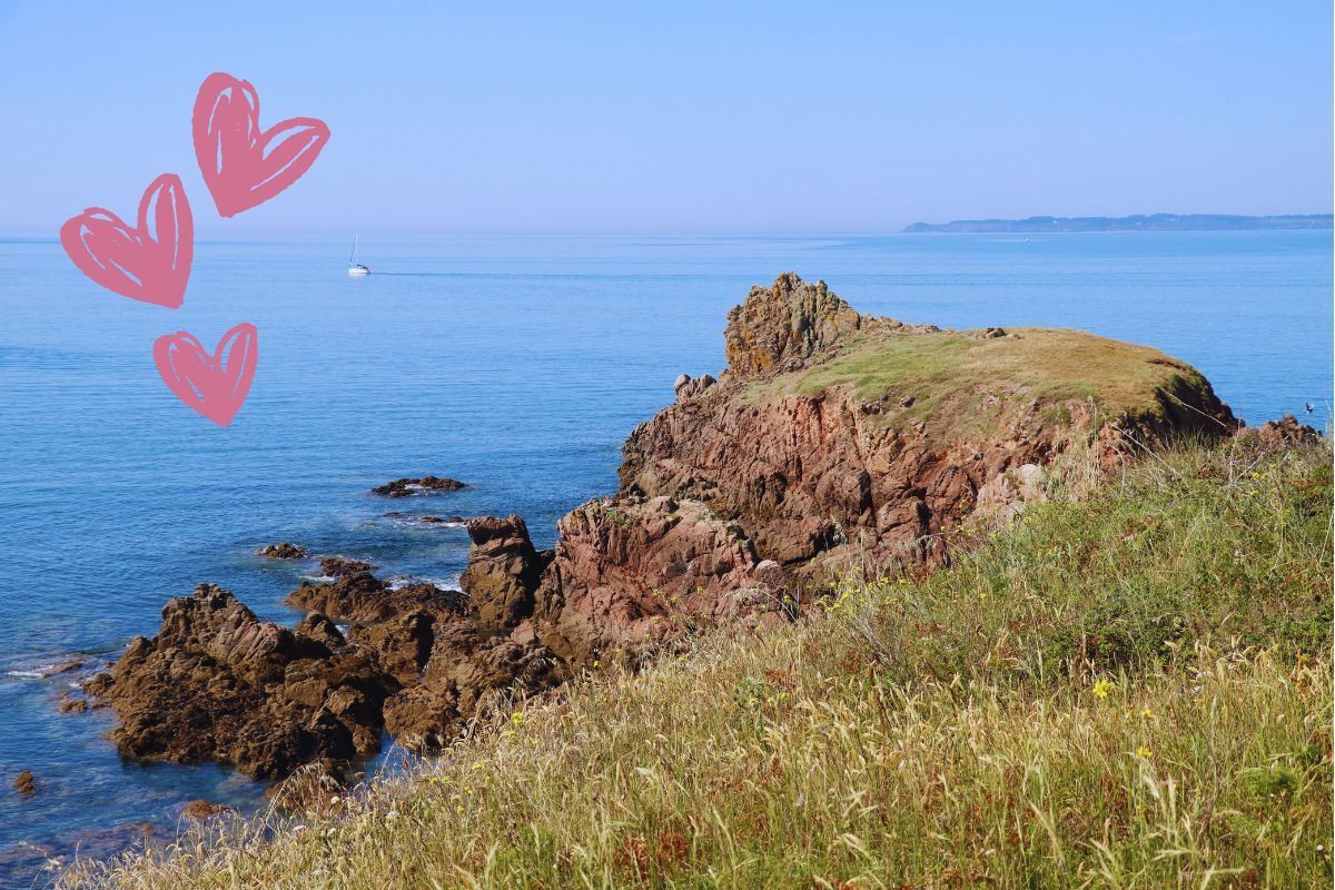 Visiter l'île d'Houat : la Bretagne comme vous ne l'avez jamais vue ! Quoi de plus romantique pour la Saint-Valentin que de déambuler le long d'une plage magnifique ?