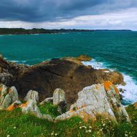 Ne partez pas en Bretagne sans voir ce coin magique (près de Quiberon) : les falaises les plus spectaculaires de la côte sauvage, un sable d’un blanc irréel et un coucher de soleil tellement époustouflant qu’il fera exploser votre feed Instagram