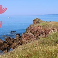 Visiter l'île d'Houat : la Bretagne comme vous ne l'avez jamais vue ! Quoi de plus romantique pour la Saint-Valentin que de déambuler le long d'une plage magnifique ?