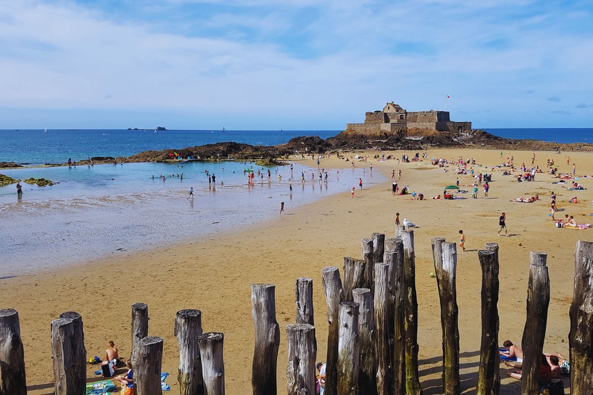 Si vous êtes à Saint-Malo, vous devriez absolument visiter la plage de l'Éventail : un incontournable de la cité corsaire bretonne, à ne pas manquer si vous cherchez une jolie plage