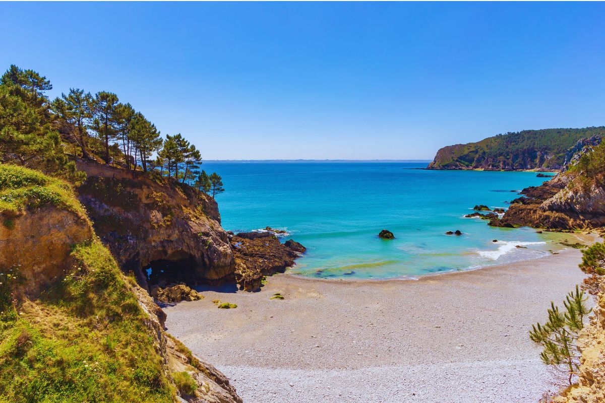 Ne ratez surtout pas ces plages secrètes de Bretagne — criques turquoise introuvables sur Google, sable blanc de carte postale, sentiers cachés pour profiter au maximum de votre été breton