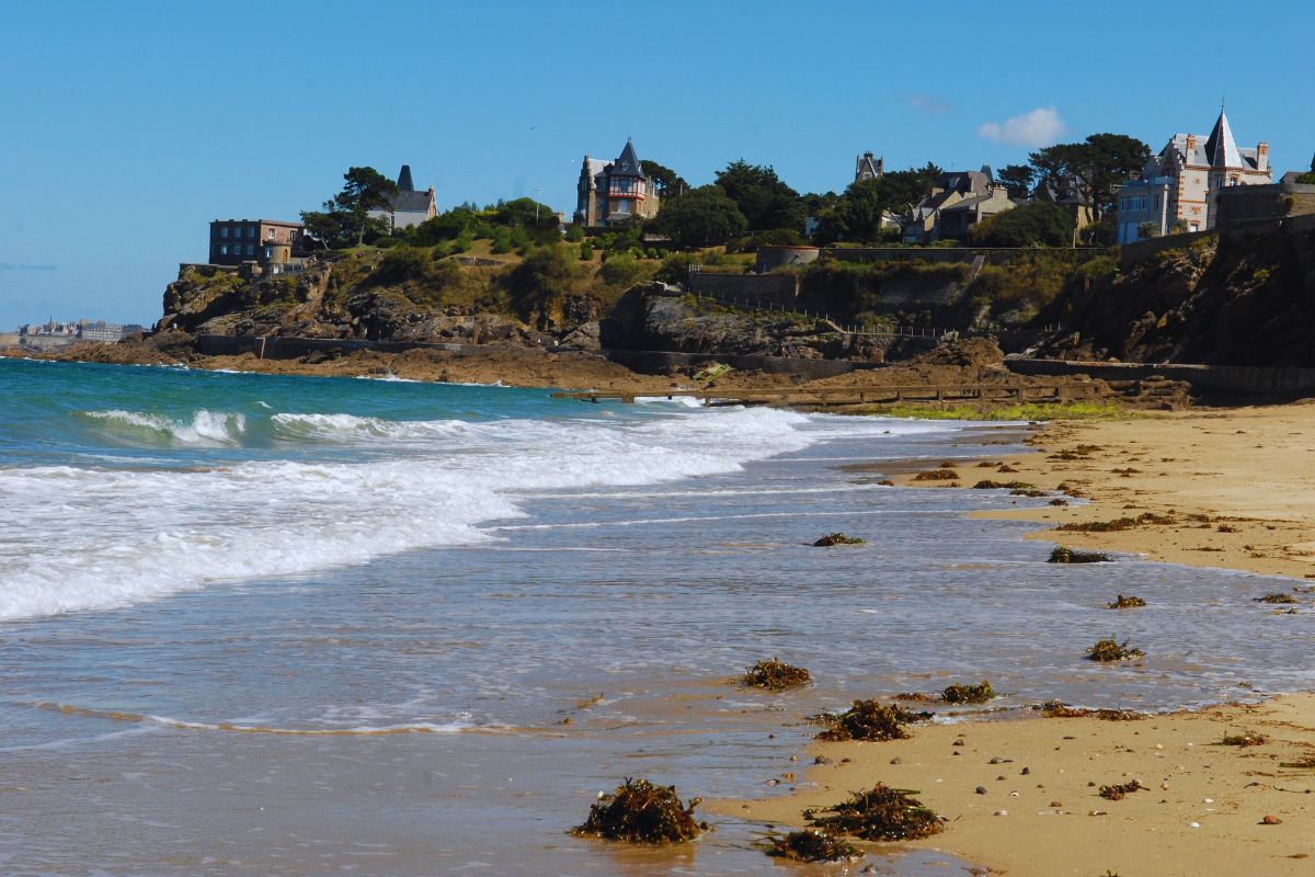 3 raisons surprenantes de choisir la plage de Saint Énogat pour une pause en Bretagne : après avoir voté, venez vous reposer l'esprit sur une plage agréable proche de Dinard