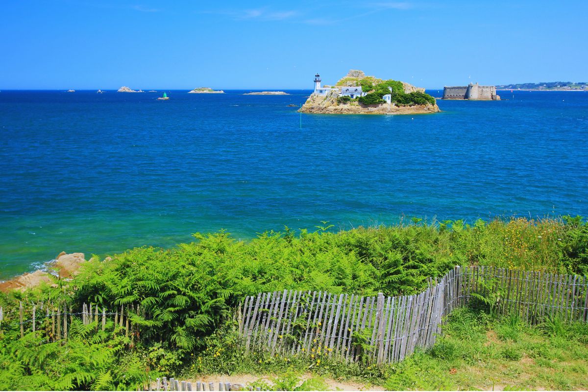 Ne partez jamais en Bretagne sans avoir parcouru ces 3 circuits côtiers à couper le souffle — falaises vertigineuses, criques turquoise, phares mythiques, et profiter finalement de jolies plages après la randonnée
