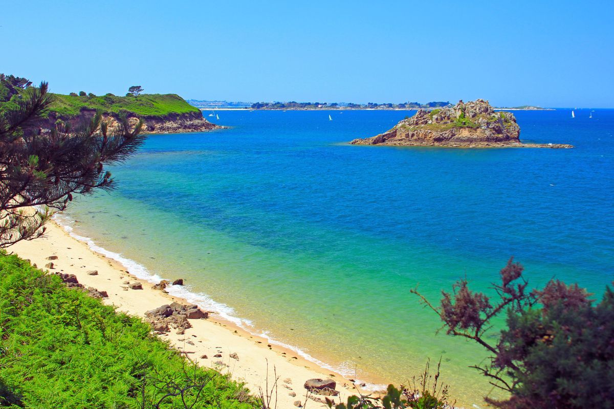Attention : voici pourquoi vous devez visiter la plage des Amiets à Cléder en Bretagne ! Prenez un bain de soleil à côté de Morlaix dans le Finistère