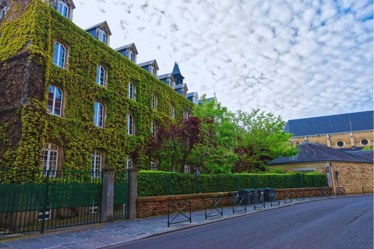 Découvrez Rennes comme jamais auparavant : le circuit insolite pour faire l'essentiel de cette belle ville de Bretagne, et découvrir tous ses lieux emblématiques