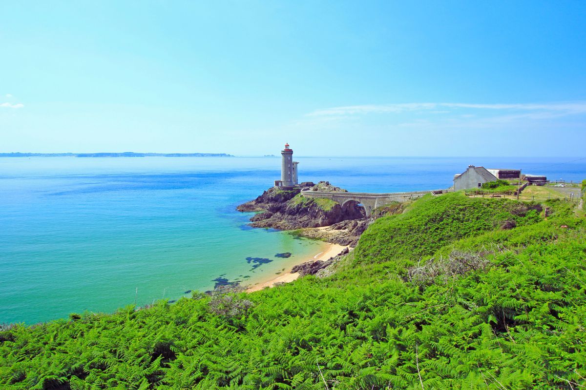 La route des phares en Bretagne : découverte lumineuse qui vous séduira malgré le mauvais temps marquant le début de l'été, venez voir ces célèbres phares bretons