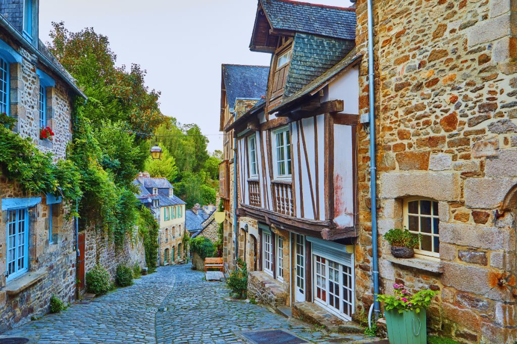 Dinan, la ville d'art et d'histoire que vous devez absolument visiter : découvrons ensemble cette jolie commune médiévale des Côtes d'Armor, en Bretagne
