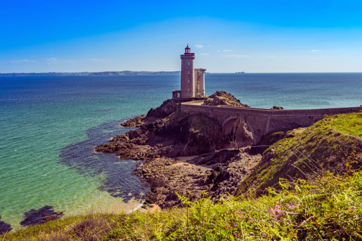Les 5 meilleures raisons de visiter la plage des Curés à Plougonvelin : une destination en Bretagne à ne pas manquer si vous venez visiter cette belle région !