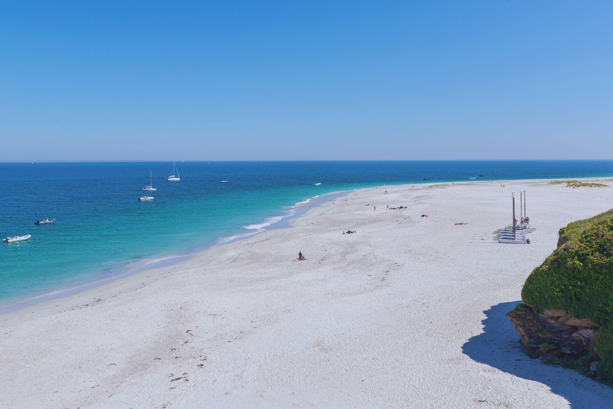 Découvrez la plage des grands sables à Groix : un paradis unique en Bretagne que vous devez visiter sans attendre, pour vous ressourcer avec une jolie vue et un air marin breton