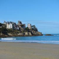 Avez-vous déjà visité la plage de l'Ecluse à Dinard en Bretagne ? Voici pourquoi vous devriez passer voir cette commune proche de Saint-Malo pendant le week-end