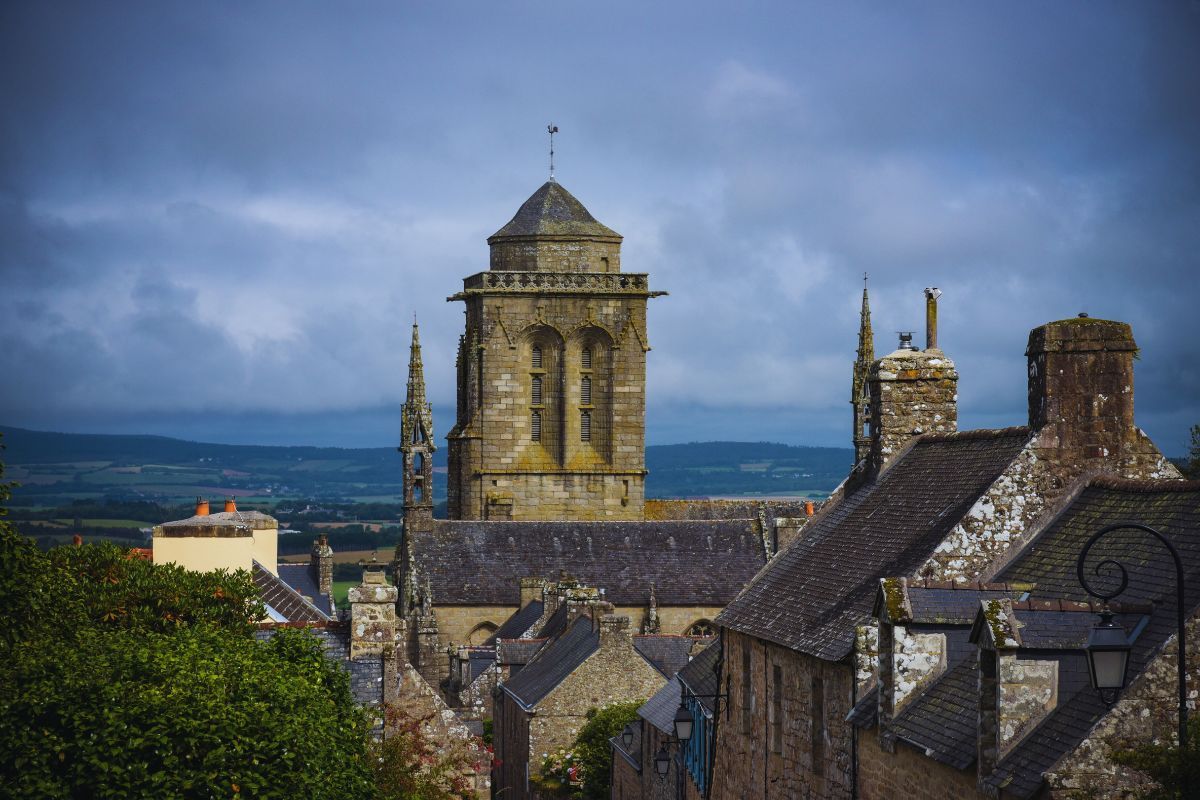 Voici pourquoi Locronan est élu l’un des plus beaux villages de France : laissez-vous séduire par cette magnifique ville de Bretagne, le temps d'une journée ou d'un week-end