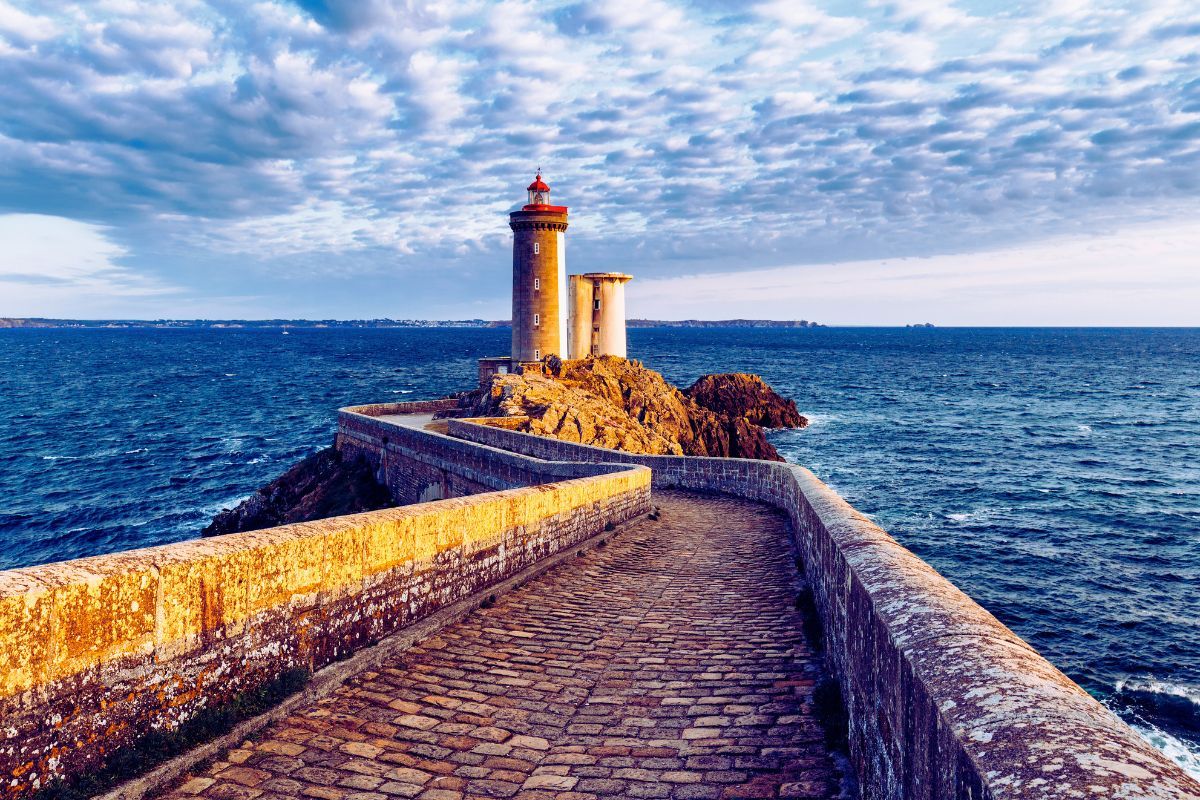 Voici les phares de Bretagne qui attirent le plus de touristes chaque année : pourquoi ne pas vous faire un road trip et les visiter avec vos amis ?