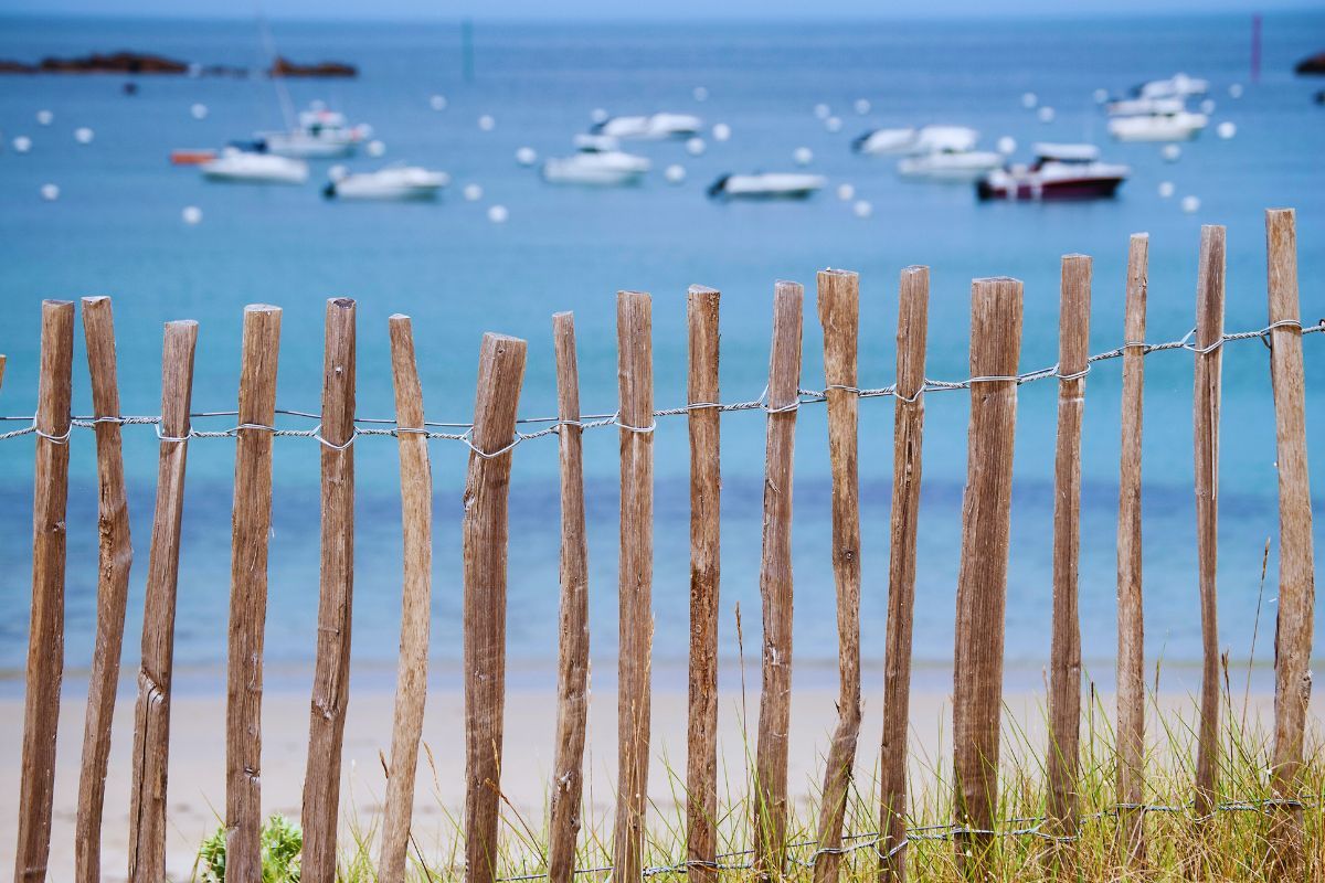 Comment profiter au mieux de votre journée à la plage de Port Hue ? Découvrez ce lieu à Saint-Briac-sur-Mer en Ille-et-Vilaine, un endroit plein de charme en Bretagne pour y faire un tour ce week-end