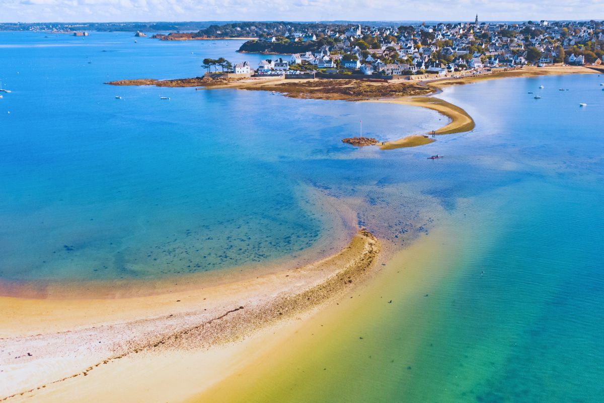 Comment profiter au mieux de votre balade sur la presqu'île de Carantec ? Ce lieu naturel non loin de la baie de Morlaix en Bretagne saura vous séduire