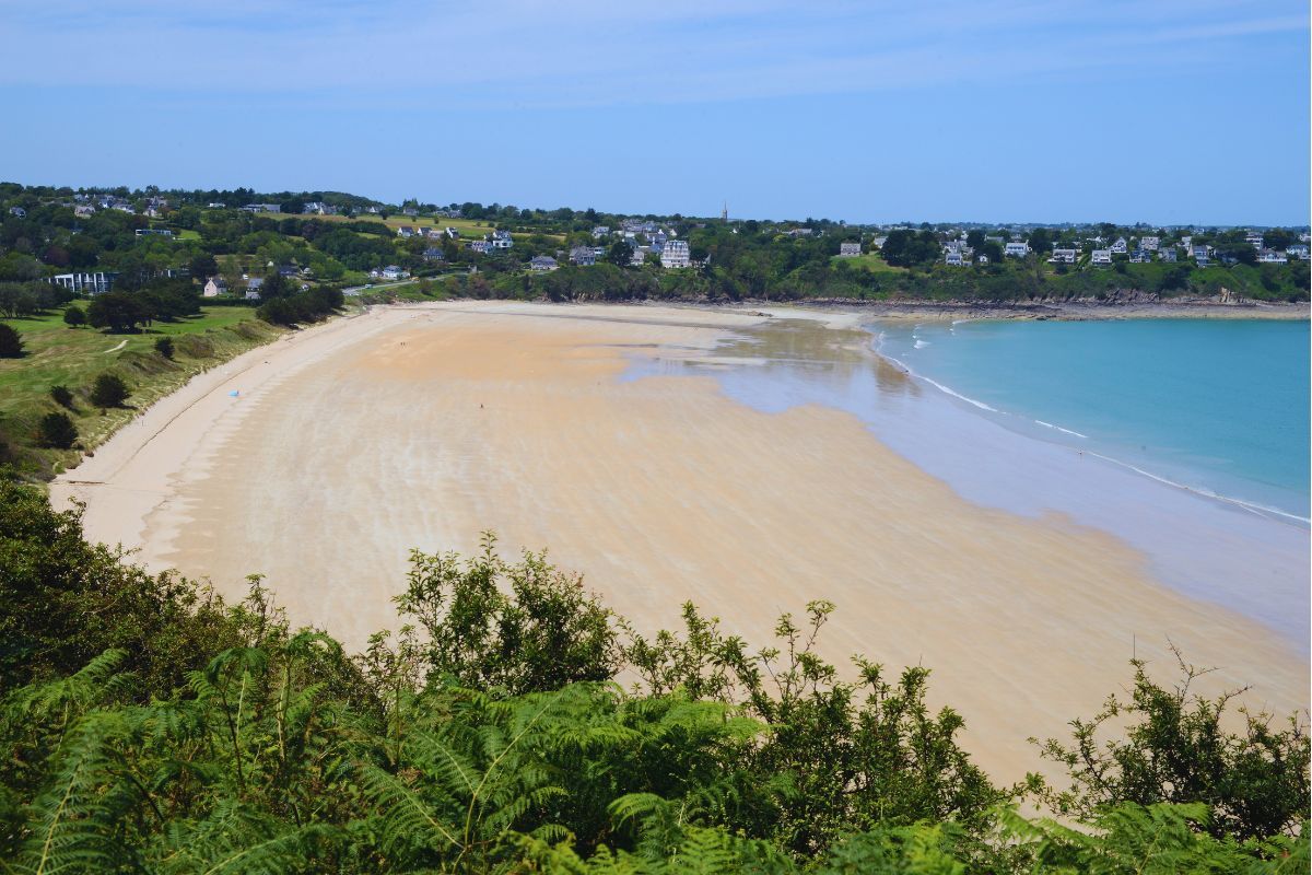 Vous cherchez la tranquillité ? Pourquoi la plage de Pen Guen est votre solution : découvrez cette magnifique plage à Saint-Cast-le-Guildo en Bretagne