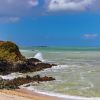 Plongez dans le secret le mieux gardé de Bretagne : la Crique de Porz Mellec, à Plestin-les-Grèves, un sanctuaire naturel entre falaises majestueuses et eaux cristallines pour le plaisir des visiteurs