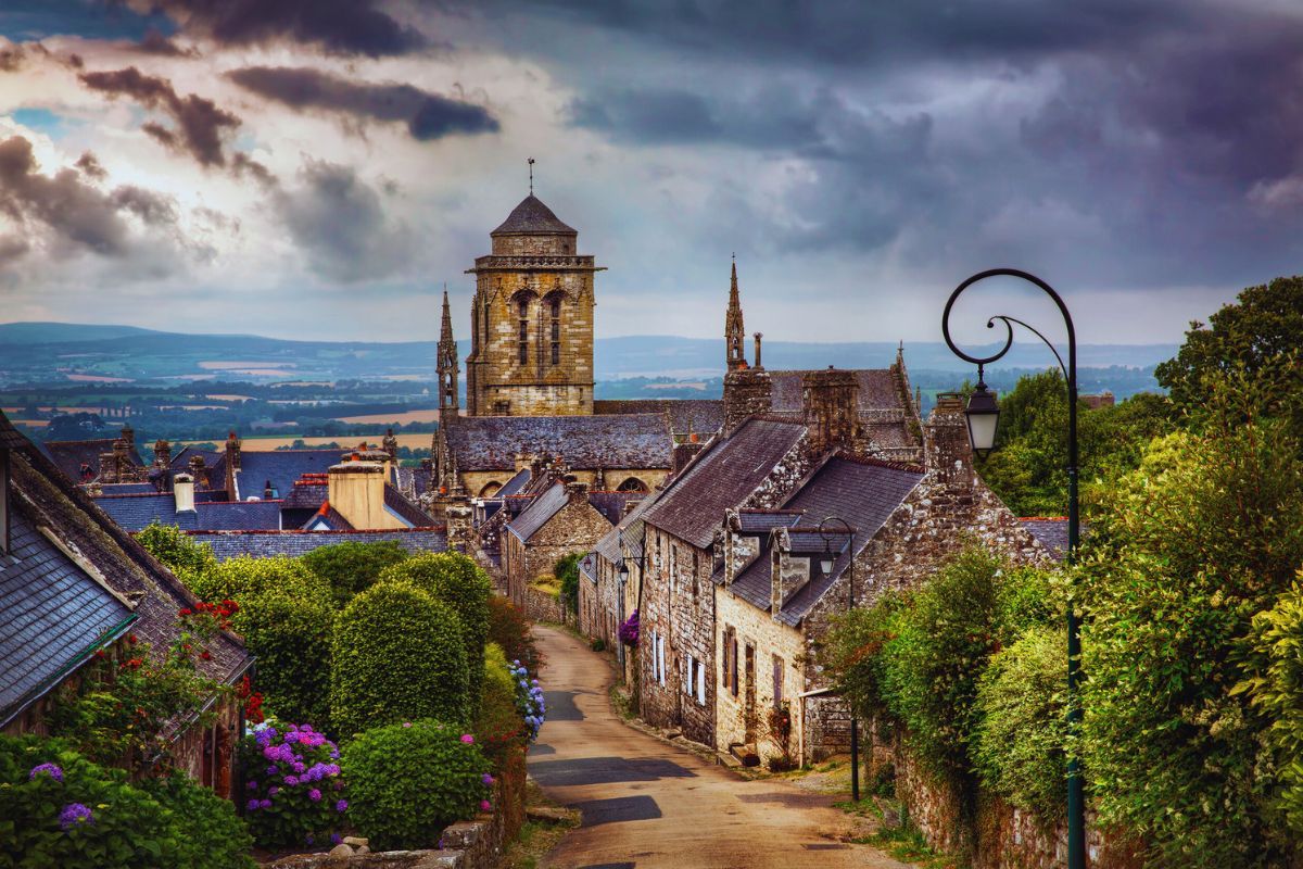 Vous envisagez de visiter Locronan ? Voici ce que vous devez absolument savoir ! Commune du Finistère, découvrez pourquoi Locronan vaut le coup d'y aller