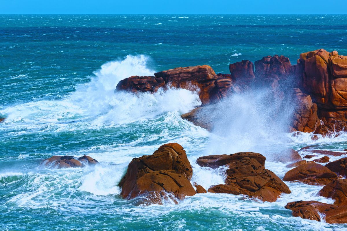 Les Côtes de Granit Rose en Bretagne : pourquoi tout le monde en parle en ce début d'année ? Et pourquoi vous devez absolument vous prévoir une petite virée là-bas, malgré le froid de l'hiver ?