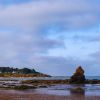 Découvrez le spectacle éblouissant de la plage de la Mine d'Or à Pénestin dans le Morbihan : une merveille naturelle bretonne aux teintes dorées