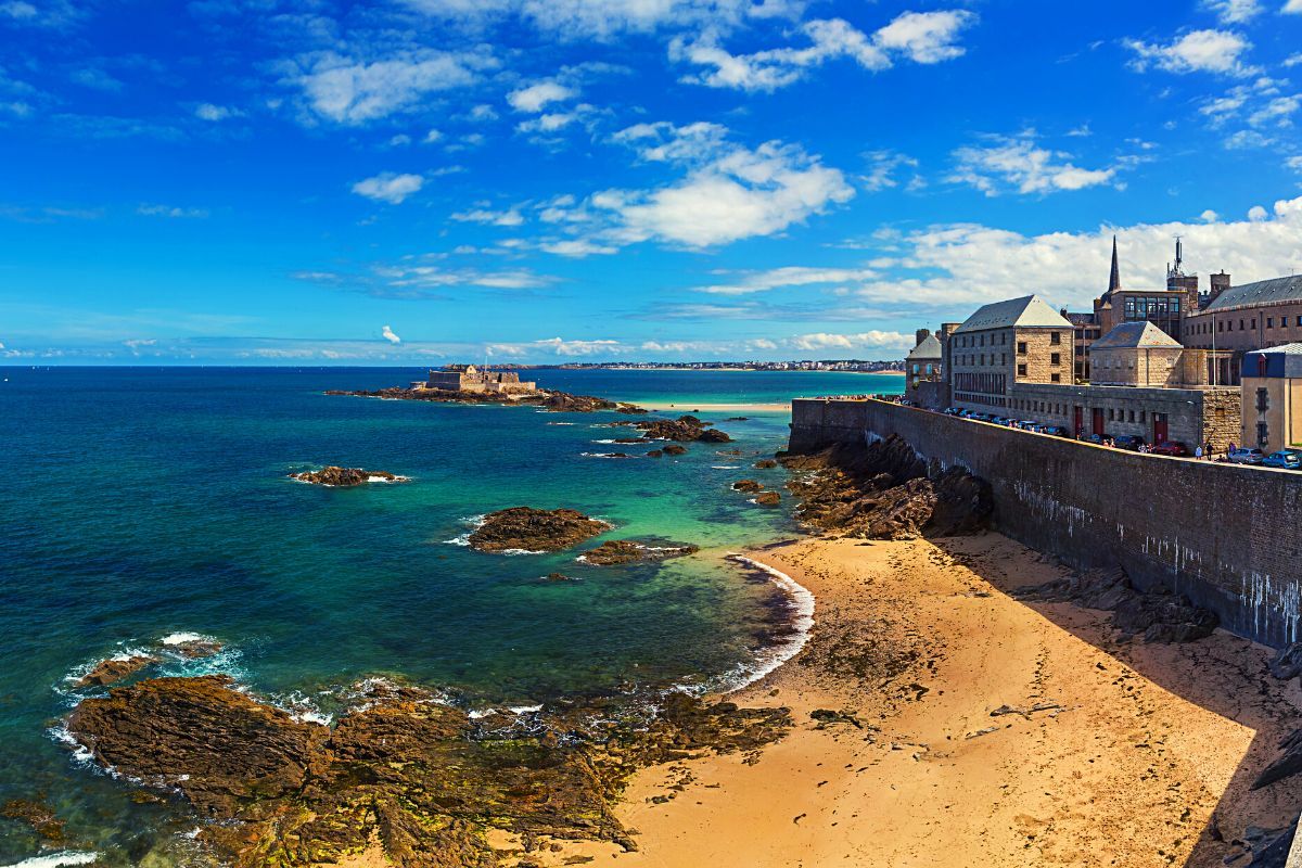 Bretagne : ces 4 plages vous feront oublier les Caraïbes lors de votre visite en Bretagne. Pas besoin de quitter la France pour trouver des plages magnifiques !